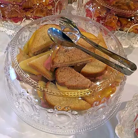 Mennini מלון